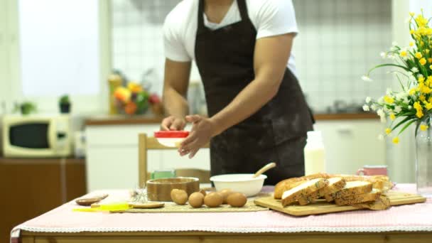 在家庭的周末隔离时刻 穿着围裙的白人男性丈夫在家里做面包烘焙 — 图库视频影像