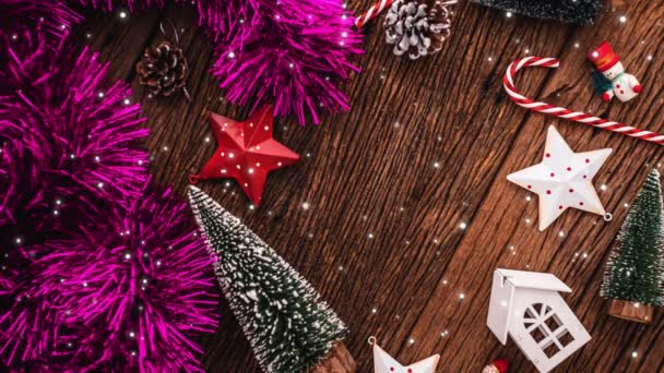 Ideias de fundo celebração festiva com véspera de natal hliday itens de decoração no chão de madeira vintage escuro com espaço livre cópia queda de neve — Vídeo de Stock