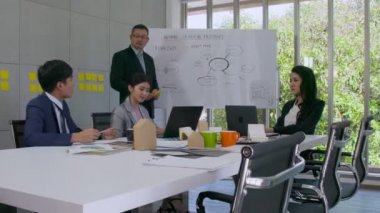 İş ortağı, iş adamı Kafkasyalı sohbetini dizüstü bilgisayar ve kağıt belge ile tartışıyor