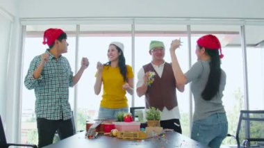 Yeni yılı kutluyoruz. Parti dünyası çalışanları dans edip şarkı söylüyor. Mutluluk ve neşeli ofis geçmişi ile.