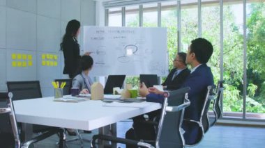 İş ortağı iş adamı sohbetini dizüstü bilgisayar ve kağıt belge ile tartışıyor