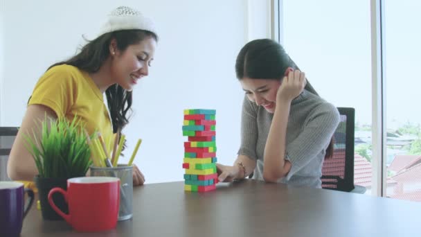 Opgewonden Houten Stapelen Plezier Partij Spel Met Aziatische Vrouw Collega — Stockvideo