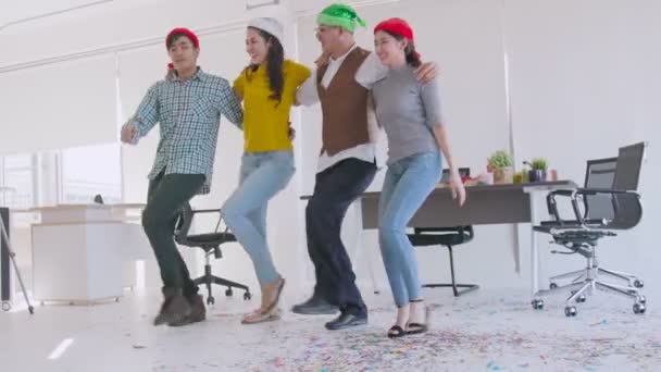Nový rok party oslavy kancelář spolupracovník přítel tanec a smích spolu se štěstím a radostné kancelářské zázemí — Stock video