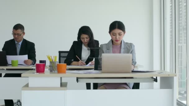 Asijské Ženské Pracovnice Zaměstnanci Pracující Notebookem Papírovým Dokumentem Dauly Rutin — Stock video