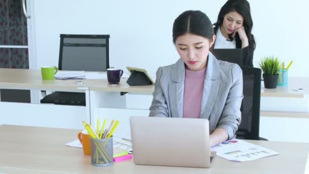 Bela Asiático Inteligente Mulher Feminina Trabalhando Com Laptop Papel Gráfico — Vídeo de Stock