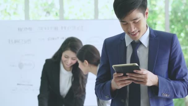 Asiático Inteligente Empresário Mão Segurar Smartphone Tablet Dispositivo Comunicação Escritório — Vídeo de Stock