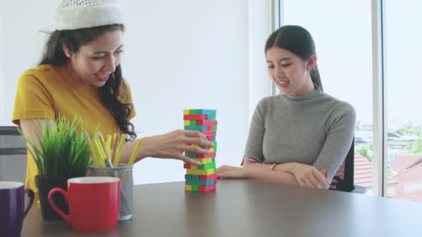 Opgewonden Houten Stapelen Plezier Partij Spel Met Aziatische Vrouw Collega — Stockvideo