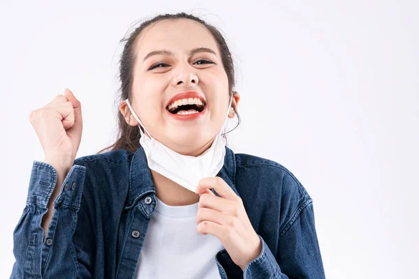 Retrato Mujer Asiática Feliz Joven Mujer Quita Máscara Protectora Mirando —  Fotos de Stock