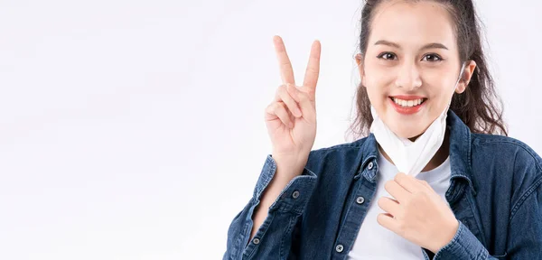 Retrato Asiático Fêmea Feliz Jovem Mulher Tira Máscara Protetora Olhando — Fotografia de Stock