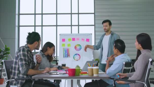 Creatividad Hombre Negocios Mujer Discusión Ideas Concepto Con Grupo Diseñador — Vídeo de stock