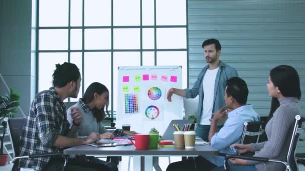 Creatividad Hombre Negocios Mujer Discusión Ideas Concepto Con Grupo Diseñador — Vídeo de stock