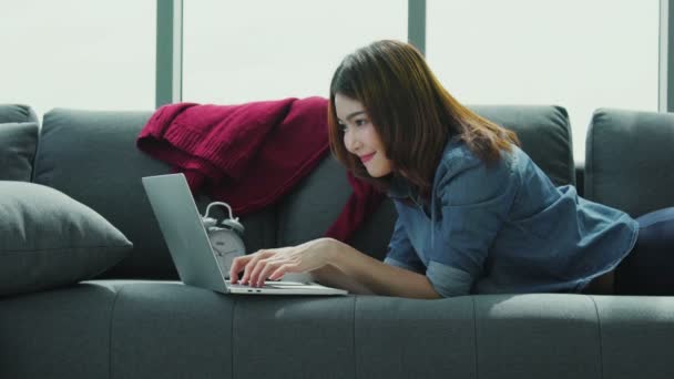 Hermosa Mujer Asiática Inteligente Relajarse Tiempo Con Portátil Tienda Línea — Vídeo de stock