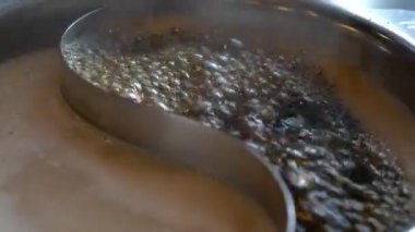 Asya soslu shabu suki ünlü aile yemeği.