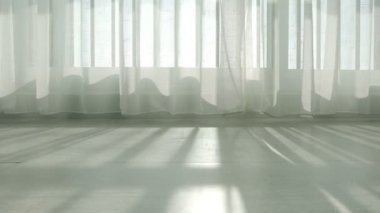 Beyaz perdeli akşam güneşi gölge ve gölge ev konseptiyle