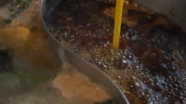 Asya soslu shabu suki ünlü aile yemeği.