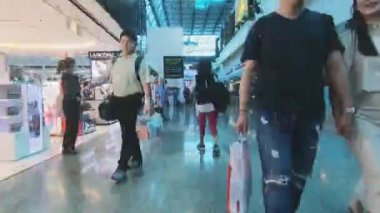 Havaalanı terminalinde yürüyen bir yolcunun zaman kaydı.