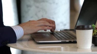 Takım elbiseli yakışıklı beyaz iş adamı laptopla iletişim ve akıllı telefon ofisi geçmişi.