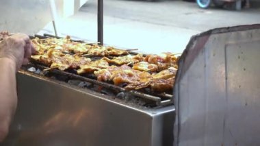 Meşhur Tayland sokak yemekleri ızgara domuz eti ateşte