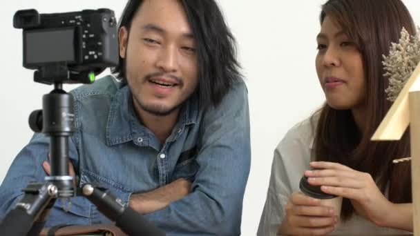 Asian couple blogger love on social media with good story to camera home background — Stock Video