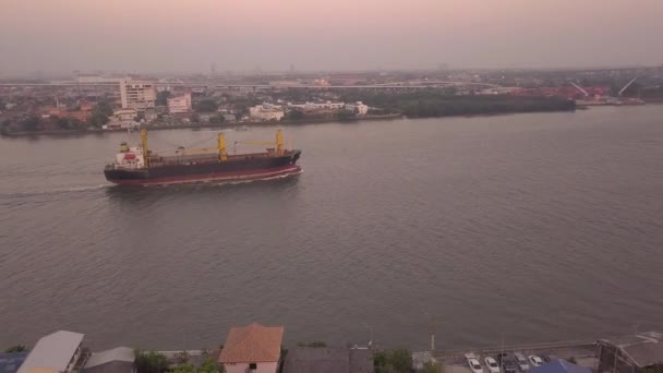 Drohnenaufnahmen von Containerschiffen im Seehafen für Logistik-Schifffahrt Import-Export-Transportkonzept — Stockvideo