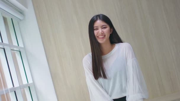 아름다운 아시아 여인은 행복 과 매력을 안 고서 서 미소짓는다 — 비디오