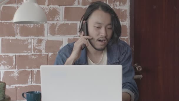Asiatischer Mann Der Hause Lässigem Tuch Mit Laptop Und Papierdaten — Stockvideo