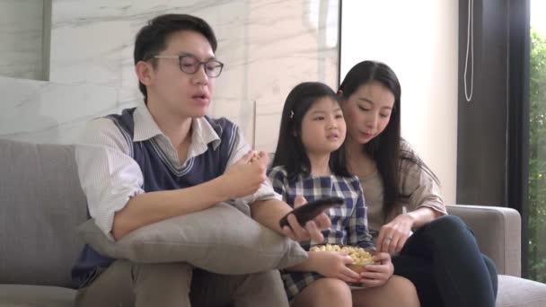 Slow motion av asiatisk lycka Familjen pratar och kopplar av på soffan titta på tv tillsammans — Stockvideo