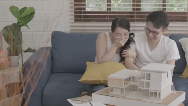 Casal Asiático Casar Feliz Desfrutar Nova Casa Modelo Design Conjunto — Vídeo de Stock