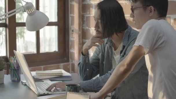 Kreativer Männlicher Designer Arbeitet Mit Glückskonzentrat Mit Partnermaterial Muster Laptop — Stockvideo