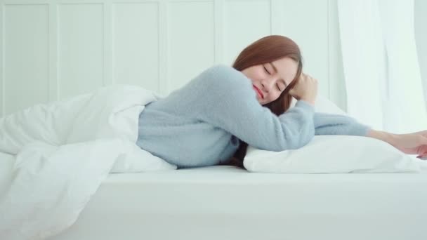 Bonito bonito asiático mulher pacífico sono no branco quarto com natureza sol luz de janela — Vídeo de Stock