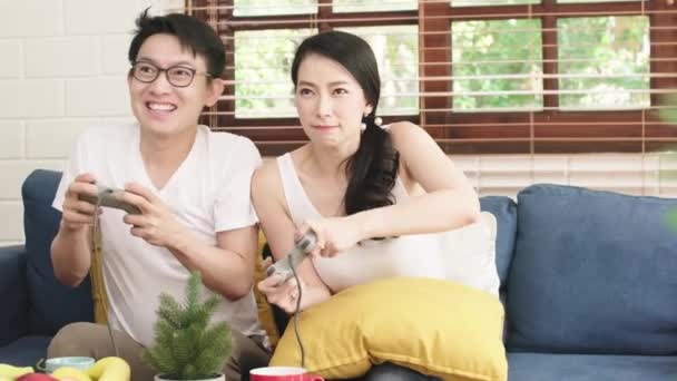 Exited Rolig Asiatisk Man Och Hustru Utmaning Med Konsol Spel — Stockvideo