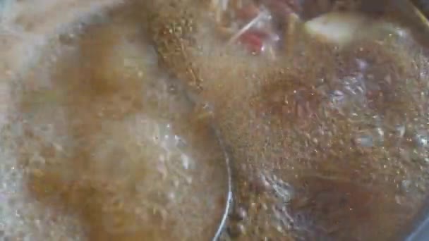 Азиатский горячий горшок шабу суки знаменитая традиция семейной кухни — стоковое видео