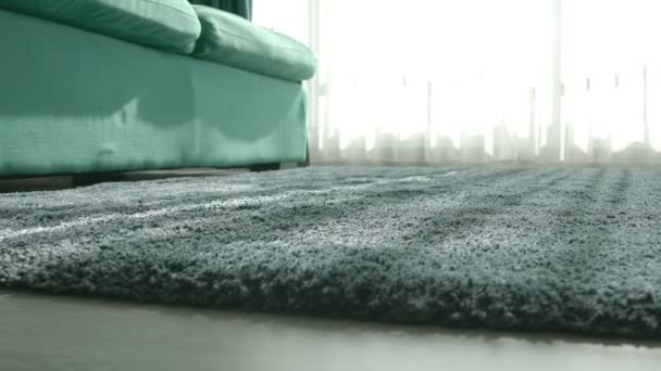 Detal miękkiej sofy bladoniebieski materiał zbliżenie dywan pod meblami i światło z okna białej kurtyny — Wideo stockowe