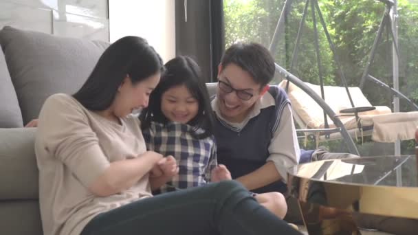 Slow motion slow motion Homem e mulher brincando com sua filha cócegas com felicidade e alegria — Vídeo de Stock