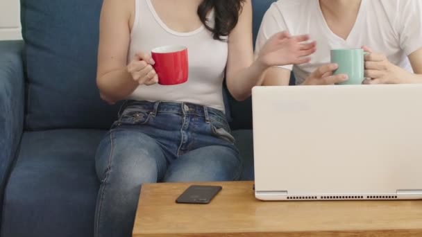 Szczęście Azji słodkie para cieszyć się praca w domu z gorący napój i laptop razem w salonie domu tło — Wideo stockowe