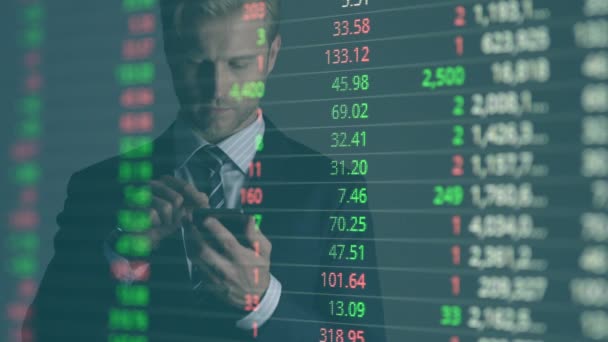 具有黑色背景的智能手机和股票市场屏幕双重曝光的商人投资者分析股票市场数据 — 图库视频影像