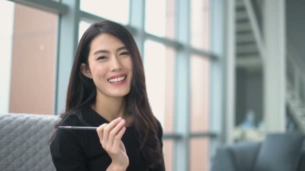 Bella asiatico donna sorriso in piedi con felicità e attraente rallentatore — Video Stock