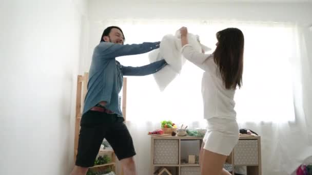 Asiatische süß heiraten paar Kissen Kampf für Spaß Schlafzimmer Hintergrund — Stockvideo