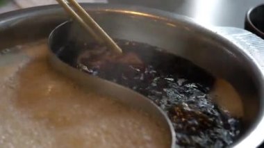 Asya soslu shabu suki ünlü aile yemeği.