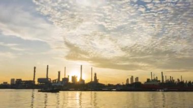 4k petrol rafinerisi petrokimya fabrikasının 4k 'lik zaman aralığı gün doğumunda nehir yansıması ile birlikte zamanlaması