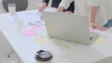 yaratıcı ajans beyin fırtınası sunum ekibi ürün tanıtım, sunum, planlama, strateji, yeni iş geliştirme için yol haritasını tartışıyor