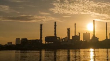 4k petrol rafinerisi petrokimya fabrikasının 4k 'lik zaman aralığı gün doğumunda nehir yansıması ile birlikte zamanlaması