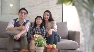 Asya mutluluğunun yavaş çekimleri. Aile konuşuyor ve kanepede dinleniyor. Birlikte televizyon izliyoruz.