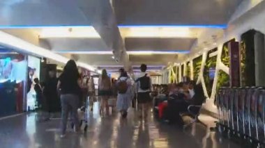 Havaalanı terminalinde yürüyen yolcuların zaman çizelgesi.