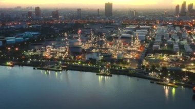 Rafinerinin hava görüntüsü dronu