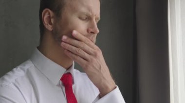 Endişeli ve işyerindeki sorunlarla kafa karıştırıcı bir iş adamı