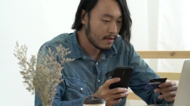 yaratıcılık tasarımcısı Asyalı adam dizüstü bilgisayar evi geçmişi olan yeni bir proje üzerinde çalışıyor