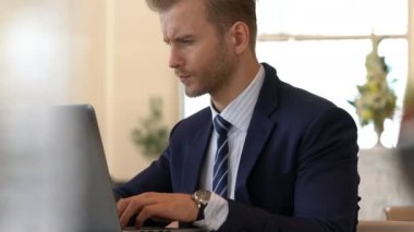 Takım elbiseli yakışıklı beyaz iş adamı laptopla iletişim ve akıllı telefon ofisi geçmişi.