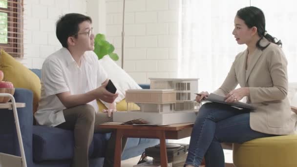 Vacker kvinna Hus försäljning representant presentera nya hem modell för asiatisk köpare investera tillgång affärsidéer koncept — Stockvideo