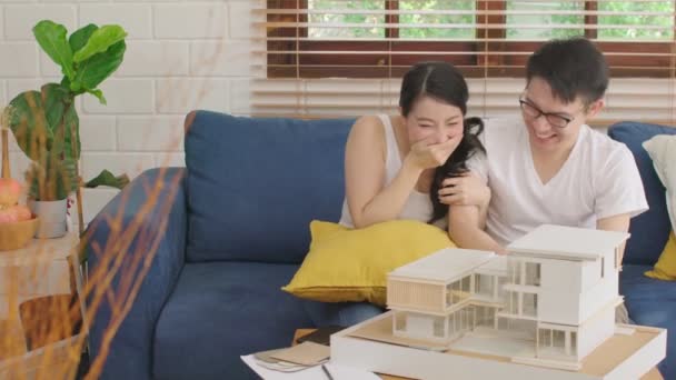 Asyalı çift mutlu evlenir ve yeni ev modelinin keyfini çıkarırlar. Gülme ve neşeyle birlikte. — Stok video